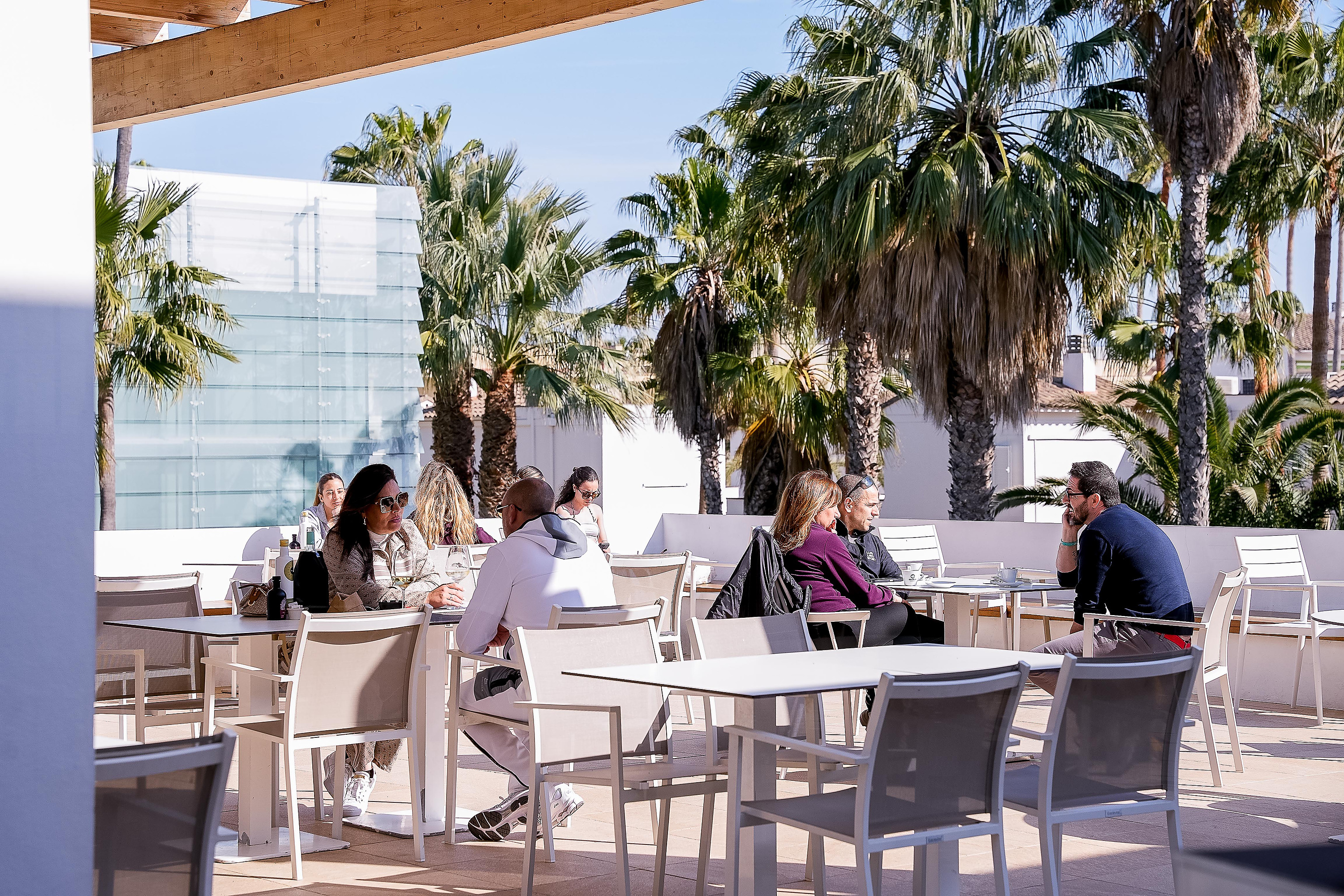 Restaurant ESTIVAL: Corporativa, tables dressées et sièges en bois.