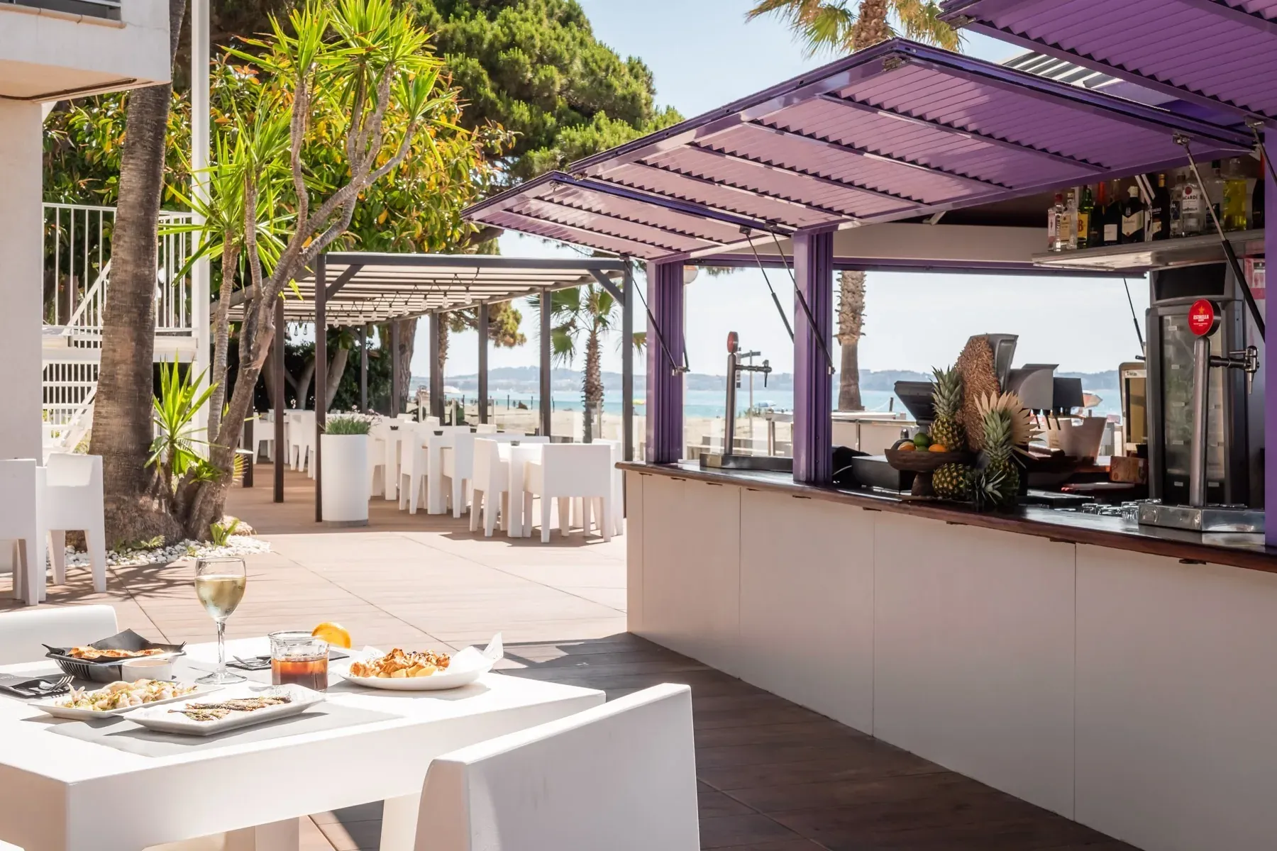 Sommertage auf der Terrasse mit Tischen und Bar, perfekt für ESTIVAL: Corporativa.