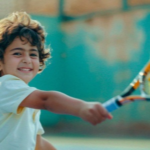 un primer plano de una persona que sostiene una pala de tenis