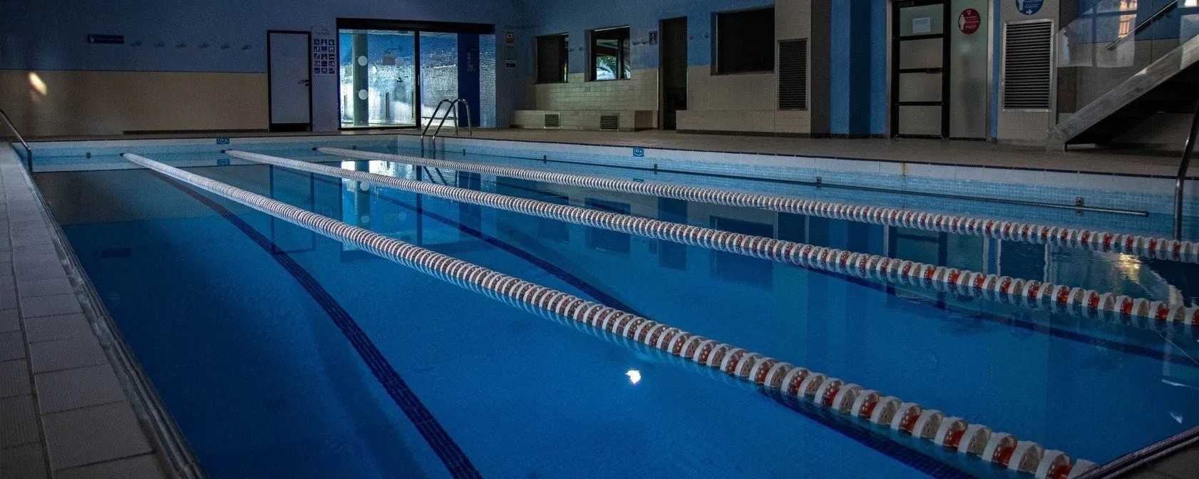 a swimming pool with a sign that says no diving