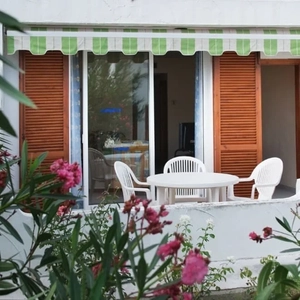 Terraza privada con mesa y sillas, ideal para el ESTIVAL: Park Apartamentos.