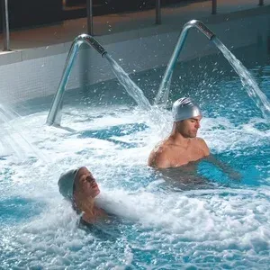Pareja relajándose en ESTIVAL: Park Silmar, jacuzzi con chorros de agua.