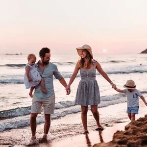 Familia disfrutando atardecer en ESTIVAL: Park Silmar, playa familiar.