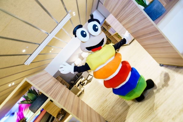 Friendly ESTIVAL: Park Silmar mascot waving.