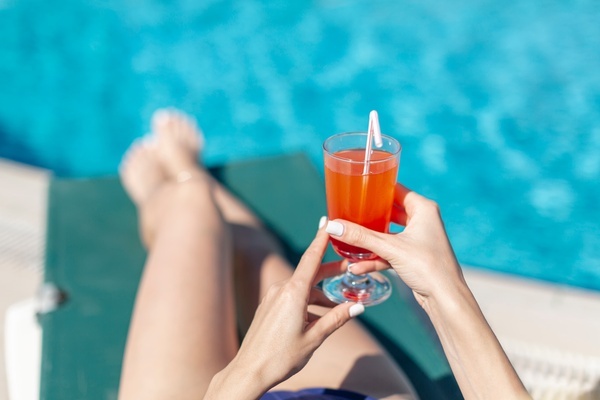 Disfruta de un cóctel junto a la piscina en ESTIVAL: Park Silmar.