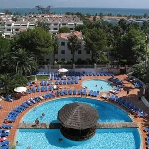 Piscina y vistas de ESTIVAL Park Silmar. Relax junto al mar.