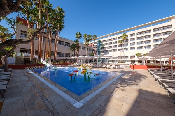 ESTIVAL: Park Silmar: Piscina infantil y tumbonas en el Resort.