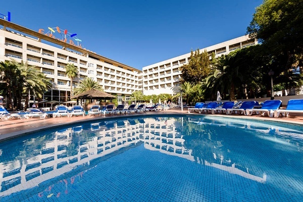 ESTIVAL Park Silmar: Piscina con tumbonas y edificio hotelero