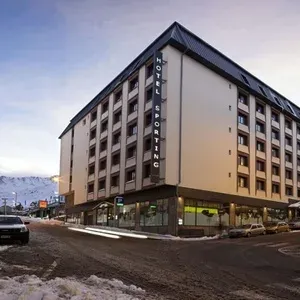 ESTIVAL: Sporting Andorra, hotel de montaña con fachada moderna y vistas nevadas.