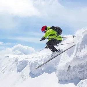 Esquiador profesional salta en la nieve, ideal para ESTIVAL: Sporting Andorra.