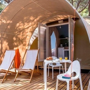 une tente avec une table et des chaises sur une terrasse en bois