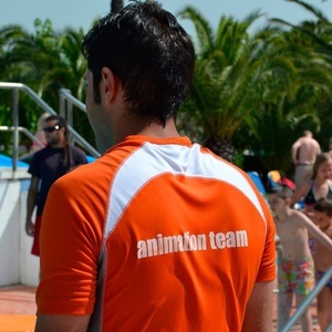 un hombre con una camiseta naranja y blanca con el equipo de animación en la espalda