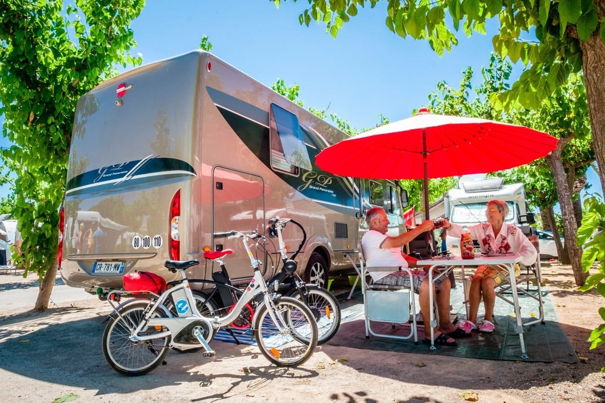 Camping-car, Véhicule Récréatif Extérieur Et Poubelle À L'entrée