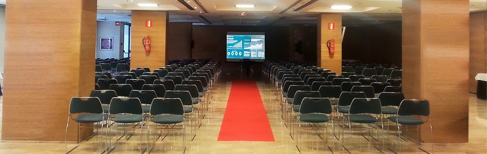 una sala de conferencias con sillas y una alfombra roja