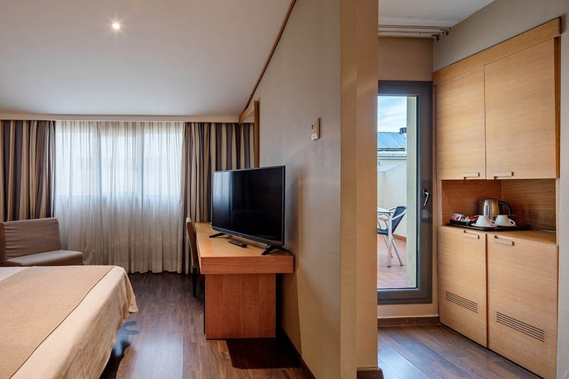 una habitación de hotel con una cama y una silla