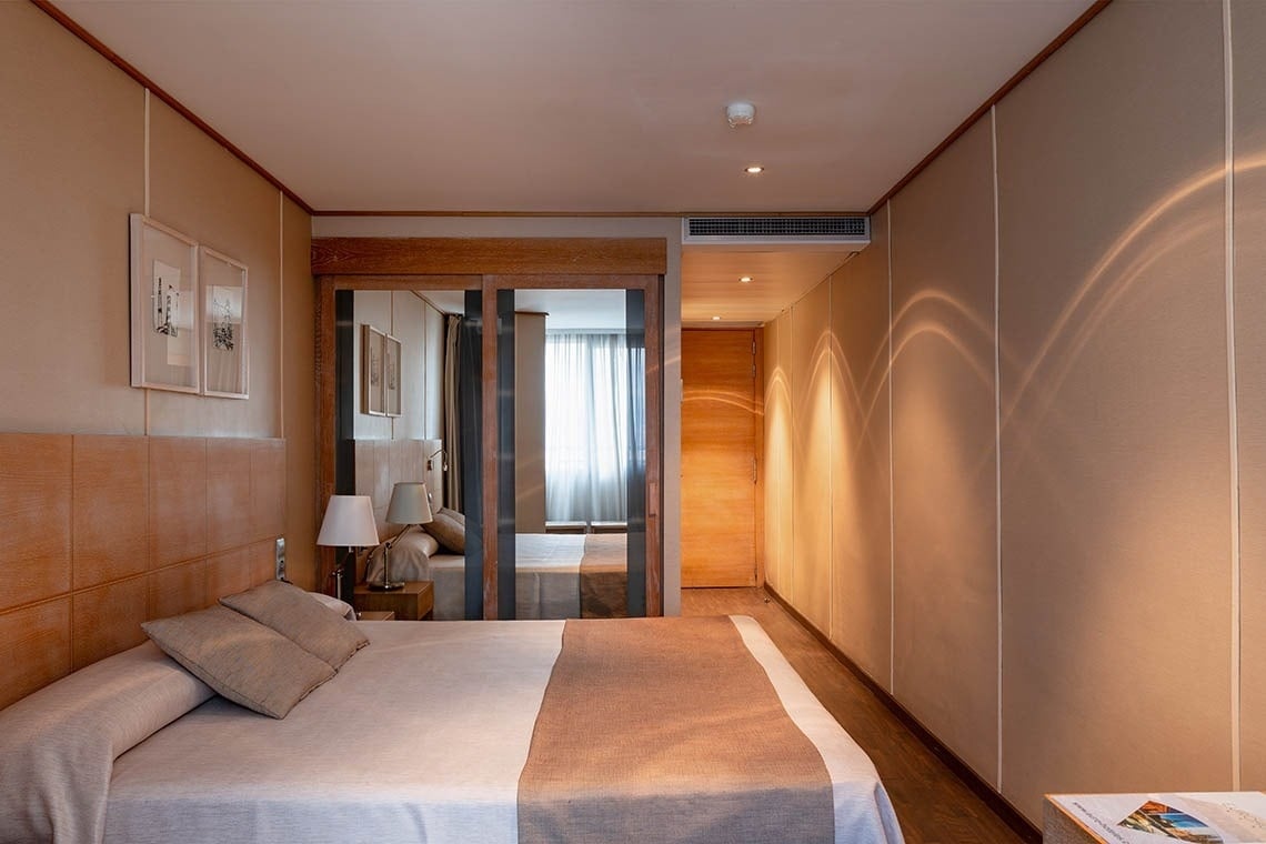 una habitación de hotel con una cama y una lámpara