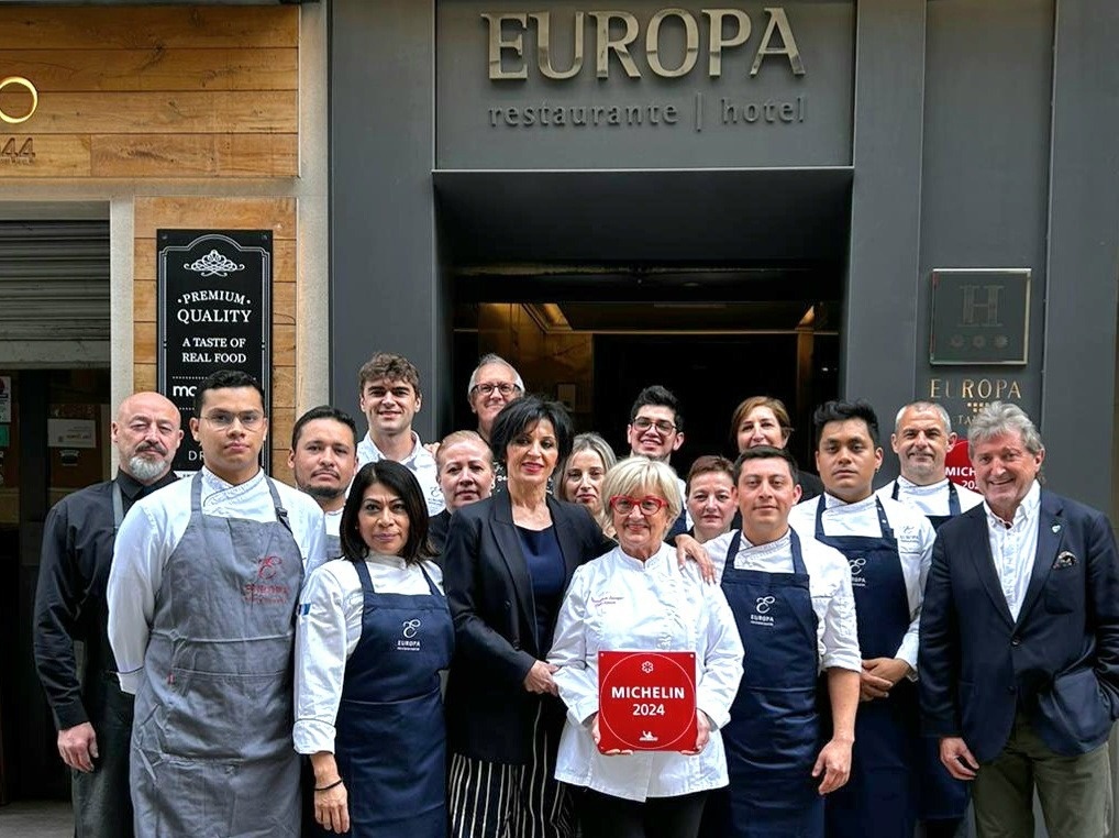 un grupo de personas posando para una foto frente al restaurante europa