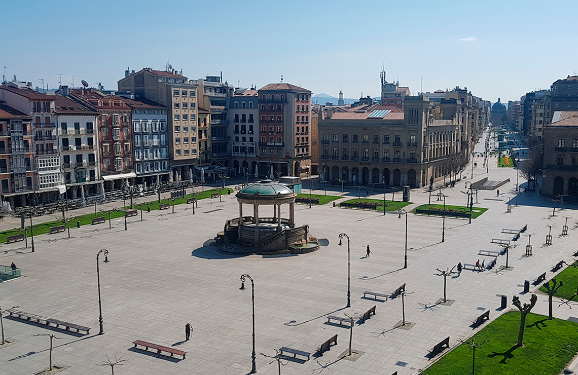 una vista de una ciudad con una catedral en el fondo