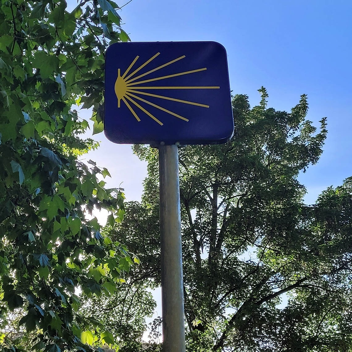 a blue sign with a yellow arrow pointing to the right