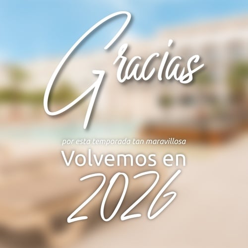 una mujer camina por la playa al atardecer