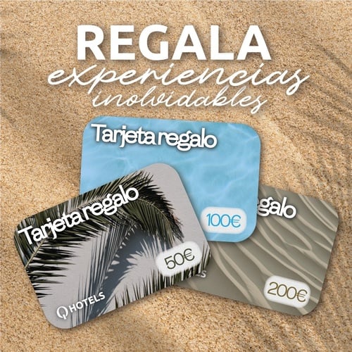 tres tarjetas de regalo en la arena con la palabra regala encima