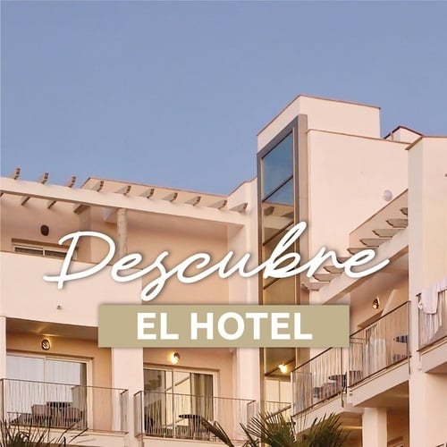 un cartel que dice descubre el hotel con un edificio en el fondo