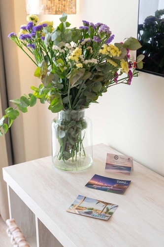 eine Vase mit Blumen sitzt auf einem Tisch