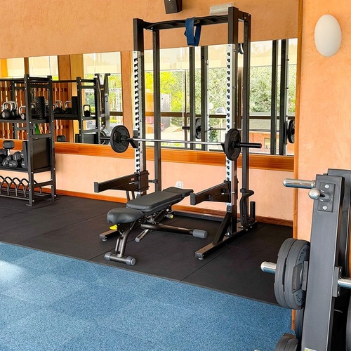 une salle de sport avec un banc et des haltères