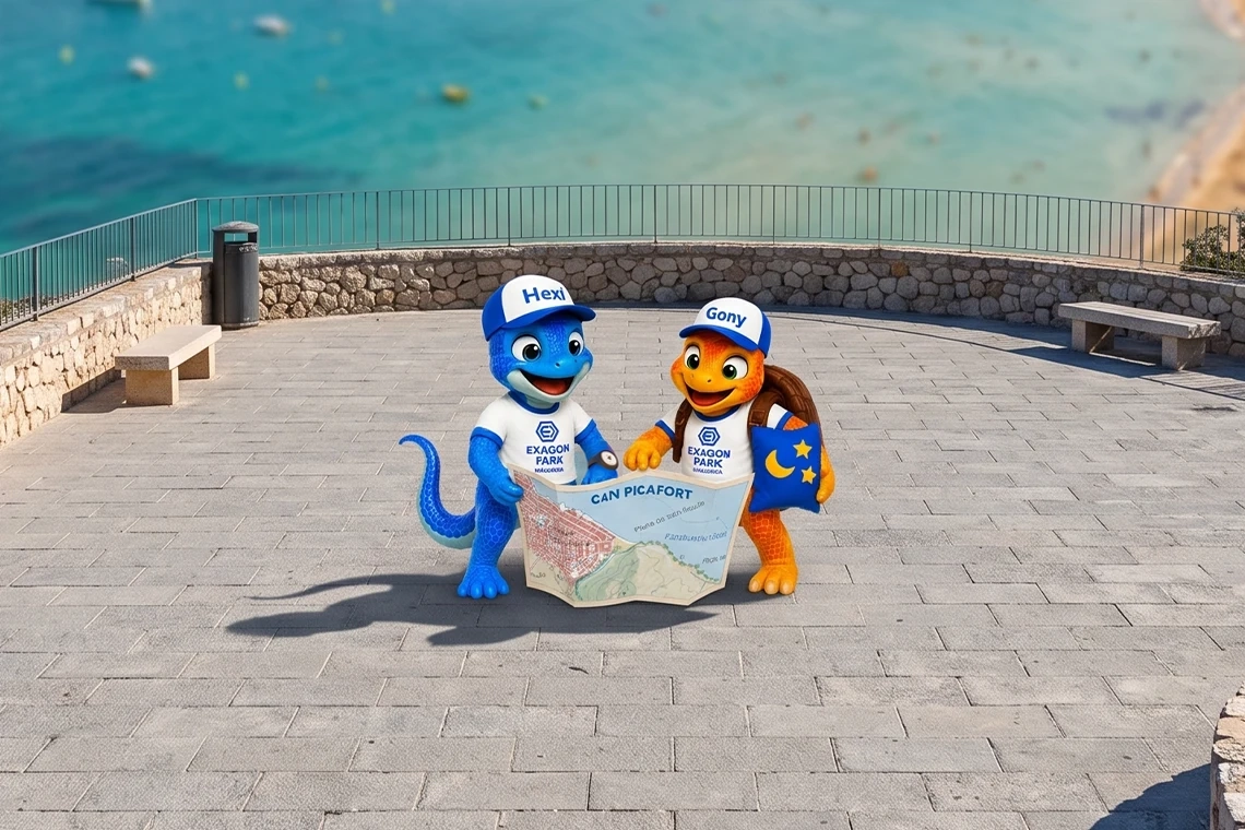 Dues mascotes, Hexi i Gony, aHotel Exagon Park d'un hotel a Mallorca, amb piscina i tumbones.