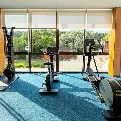 une salle de sport avec un vélo elliptique et un vélo d' exercice