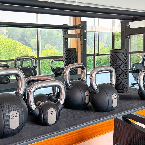 un rack rempli de haltères dont l' un a le numéro 24