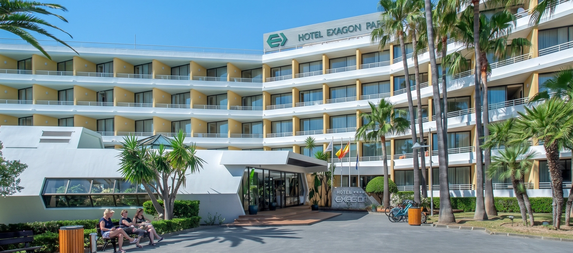 Hotel de platja amb palmeres i balcons, ideal per a vacances Hotel Exagon Park.