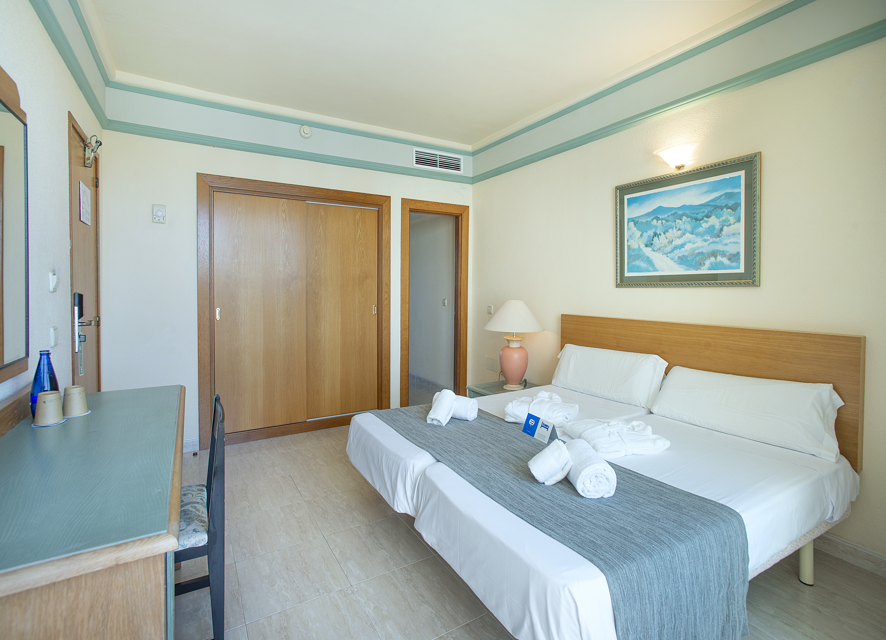 Habitación familiar en Exagon Park con amplio espacio y comodidades