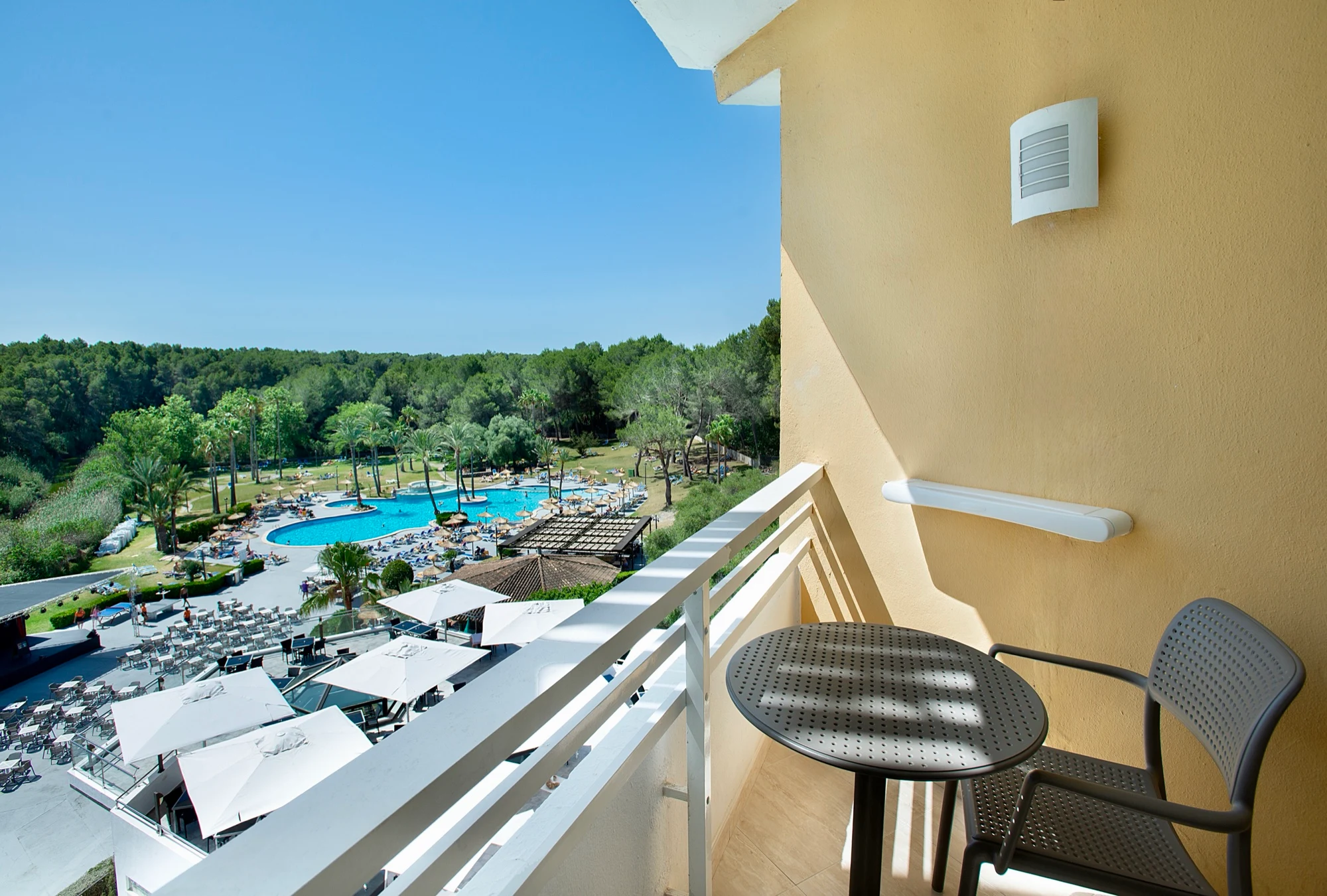 Vistes a la piscina des del balcó de l'Hotel Exagon Park