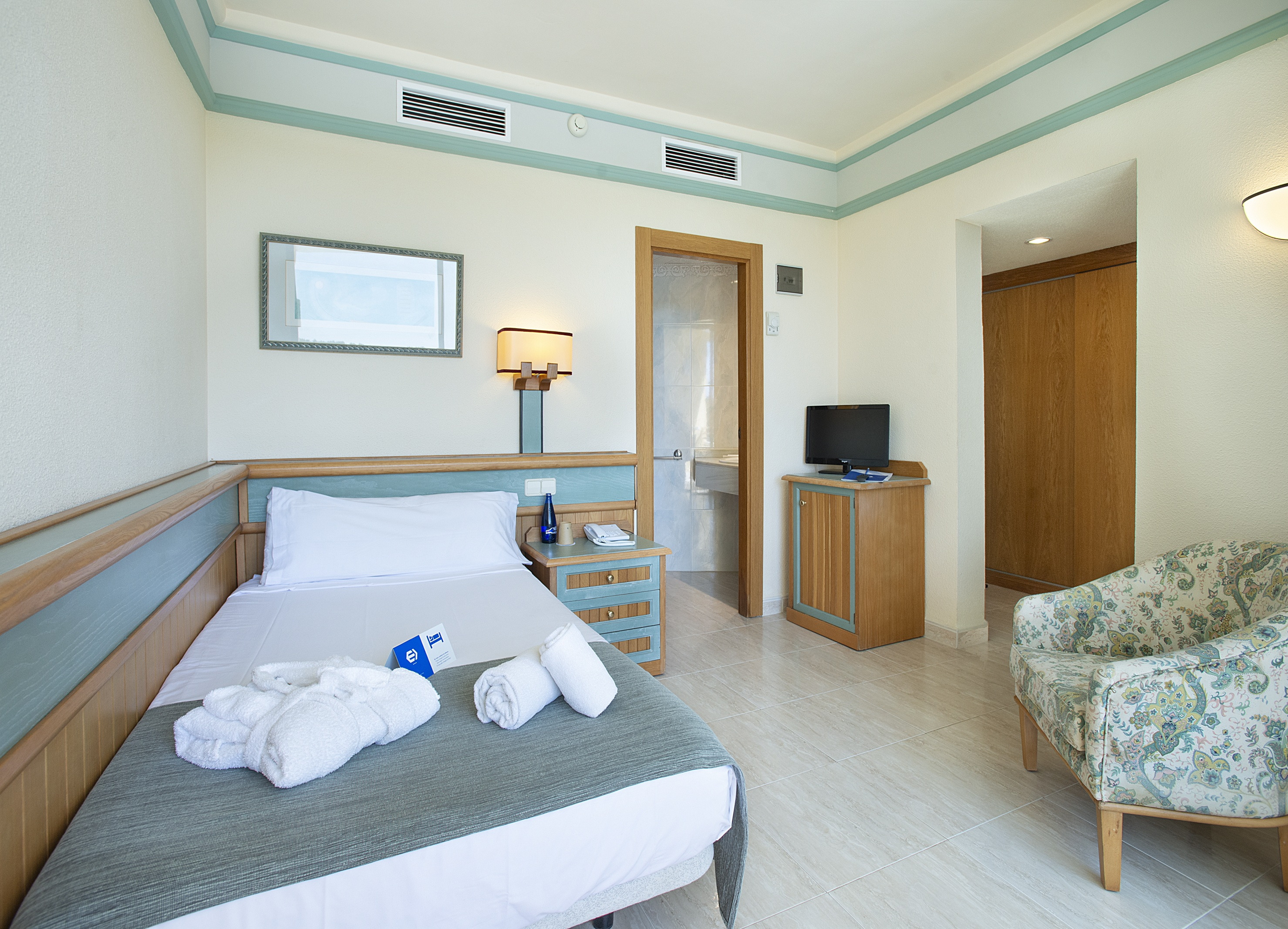 Interior de la habitación individual en Exagon Park