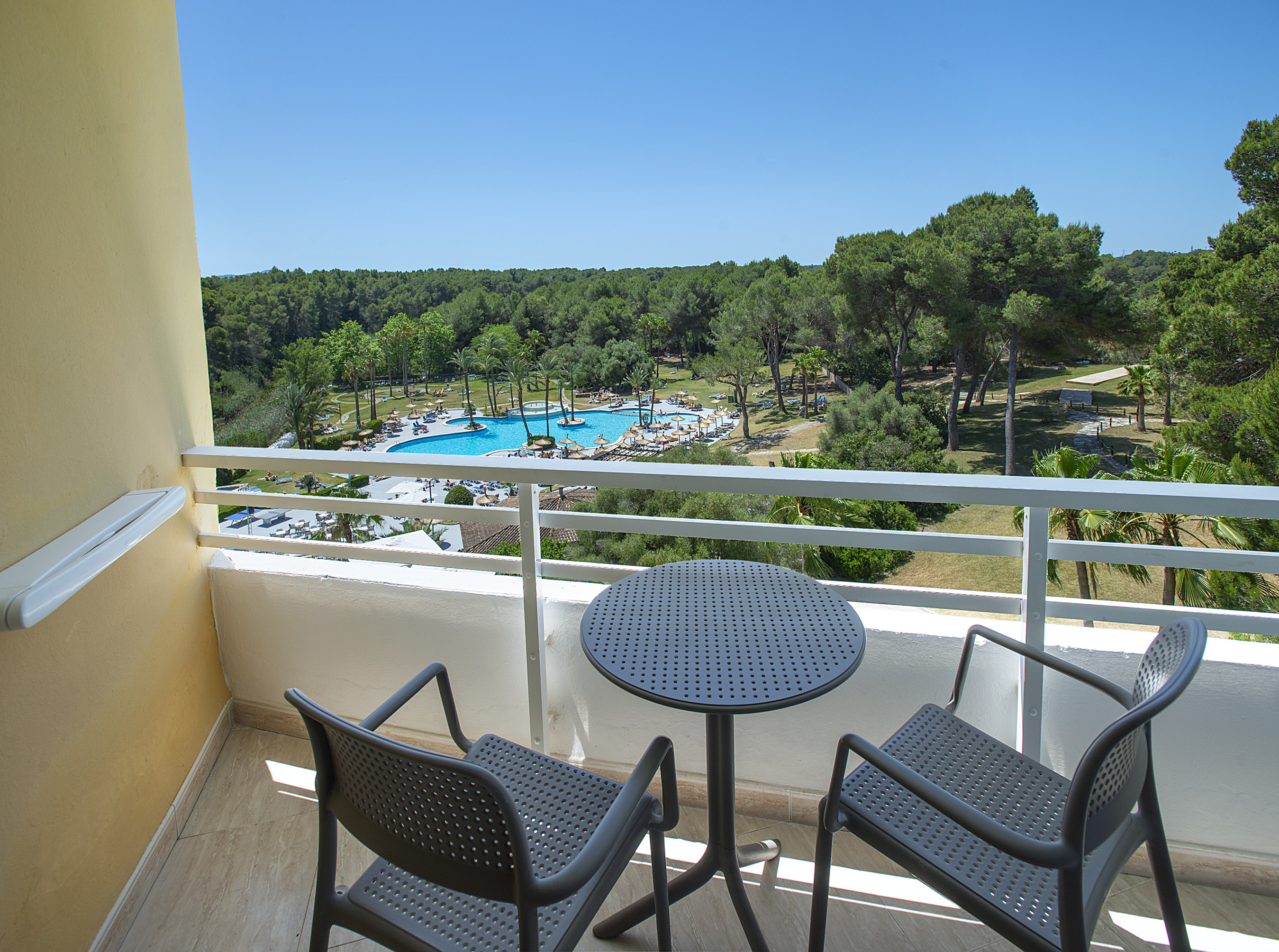 Terraza de la habitación doble vista piscina en Exagon Park