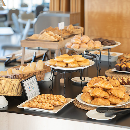 FAY Hoteles: Corporativa: buffet de desayuno con panecillos, croissants, donuts y bizcocho.