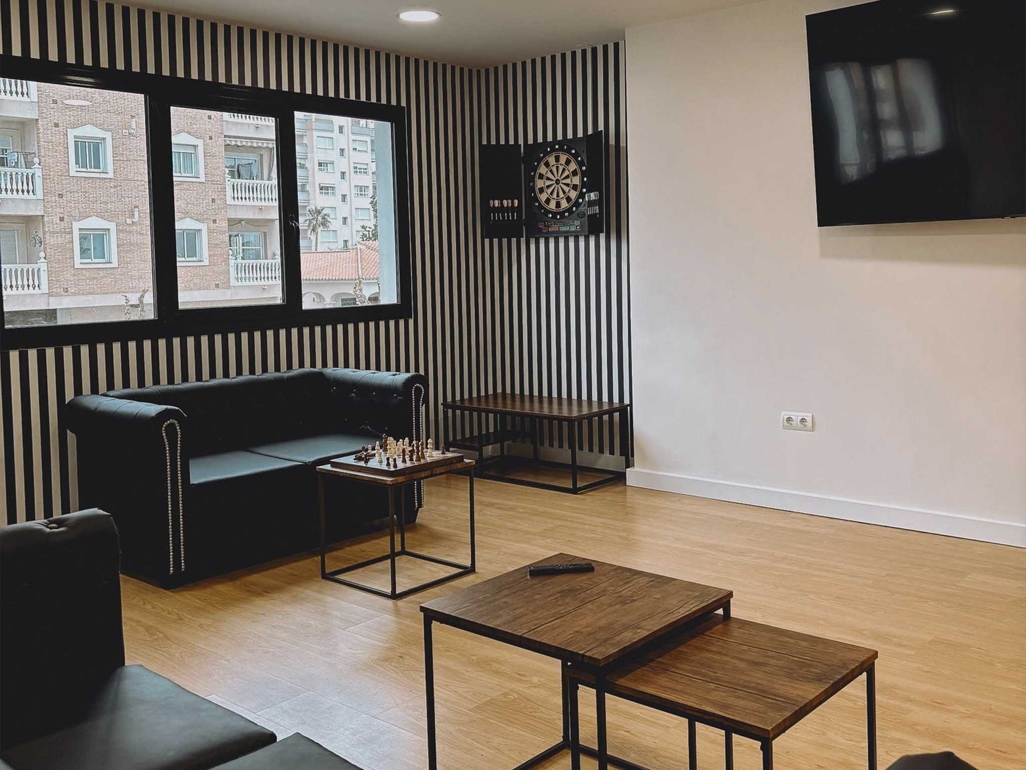 una habitación llena de mesas y sillas en un restaurante