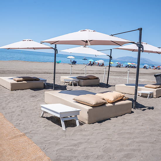 Tumbonas y sombrillas en playa, ideales para relajarse en FAY Hoteles: Corporativa.