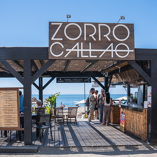 Chiringuito en la playa Zorro Callao con vista al mar y techo de paja.