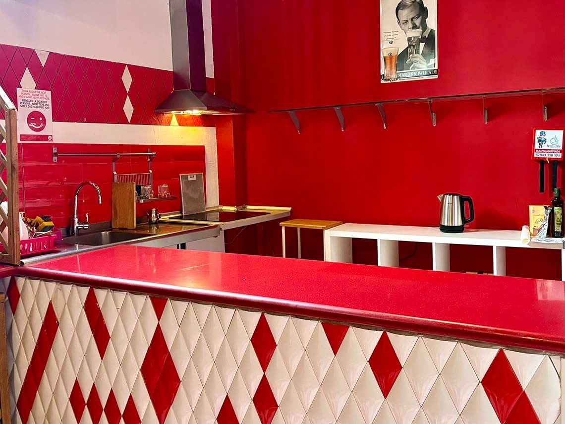Red and white hotel kitchen for feet up: Corporativa.