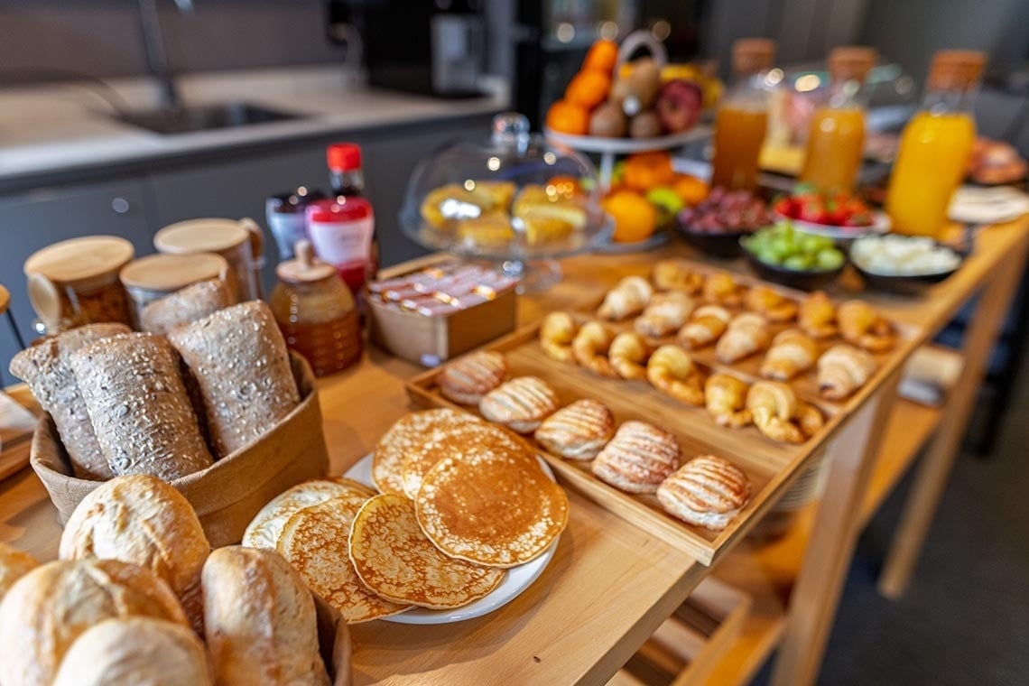 Desayuno buffet variado en Nest Style Valencia Hotel | Web oficial: pan, croissants, tortitas y frutas.