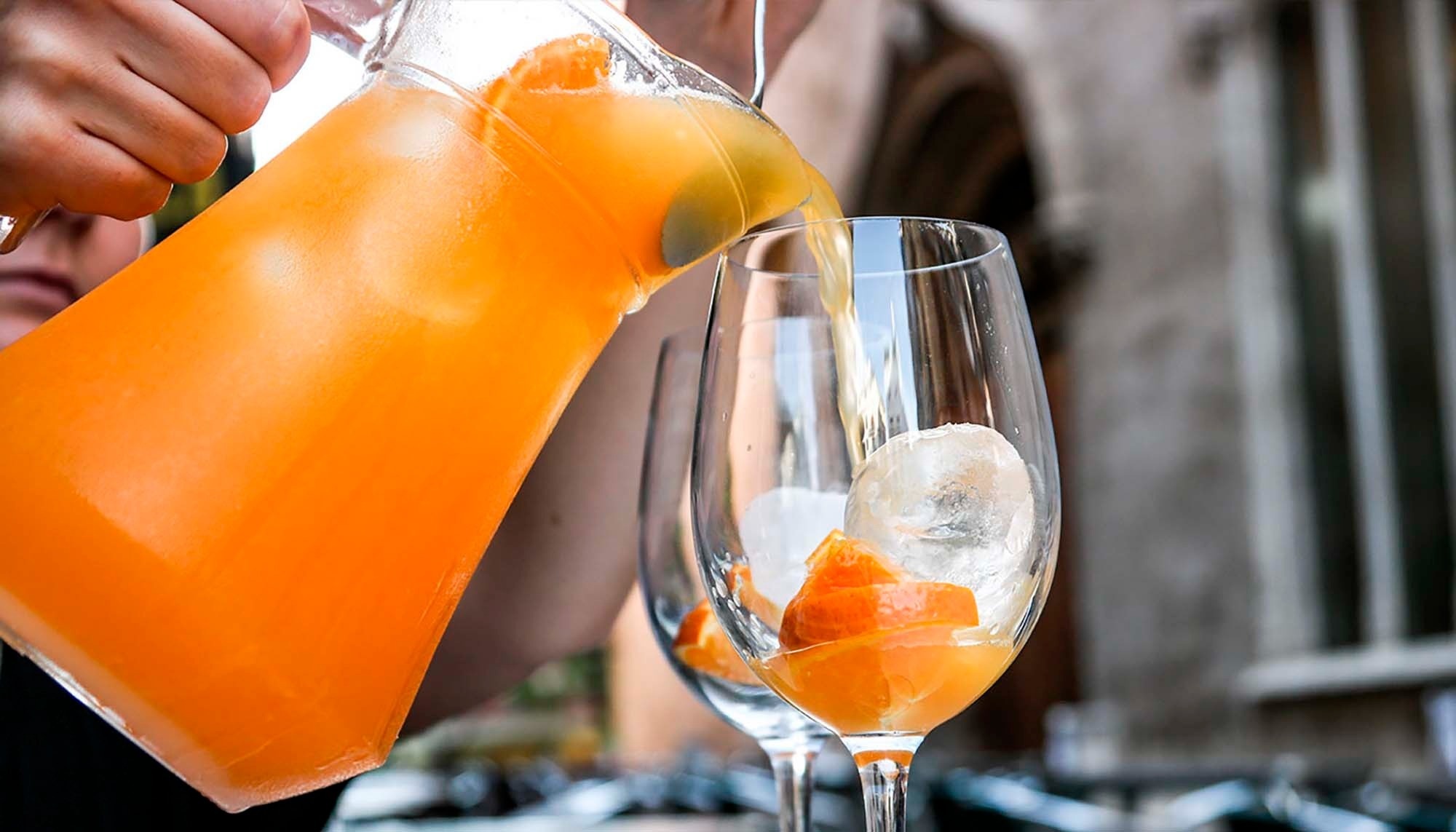 Enjoy a refreshing cocktail with citrus and ice, perfect for relaxation. Feet up: Corporativa!