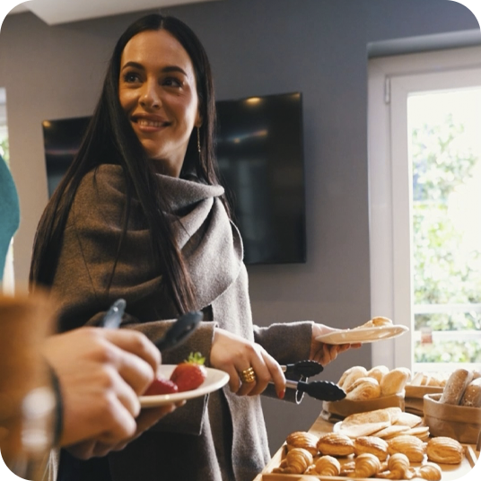 Disfruta un desayuno buffet con frutas y bollería en tu estancia corporativa. ¡Tus pies en alto!