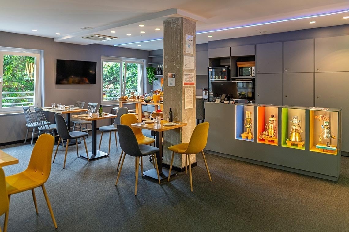 Desayuno en Nest Style Valencia Hotel: buffet y mesas acogedoras.