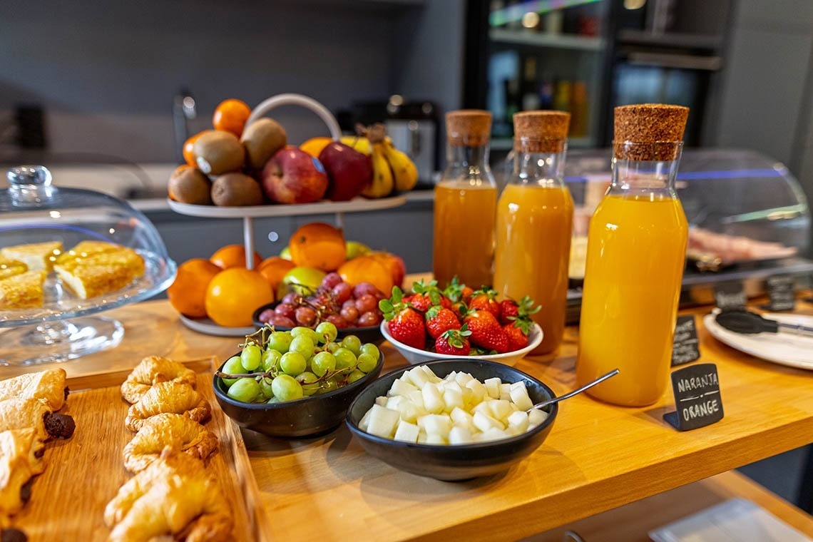 Disfrute de un desayuno buffet: Feet up: Corporativa con frutas frescas, jugos y bollería.