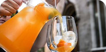 Enjoy a refreshing orange cocktail with ice. Put your feet up: Corporativa!