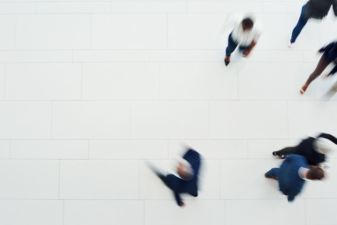 People walk in modern space, perfect for 'Feet up: Corporativa' relaxation.