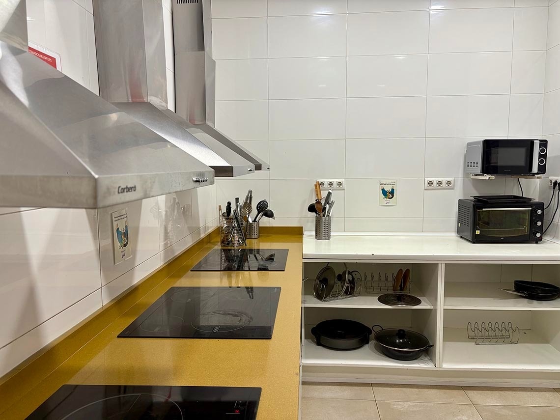 Modern kitchen with induction, microwave & ovens. Feet up: Corporativa!