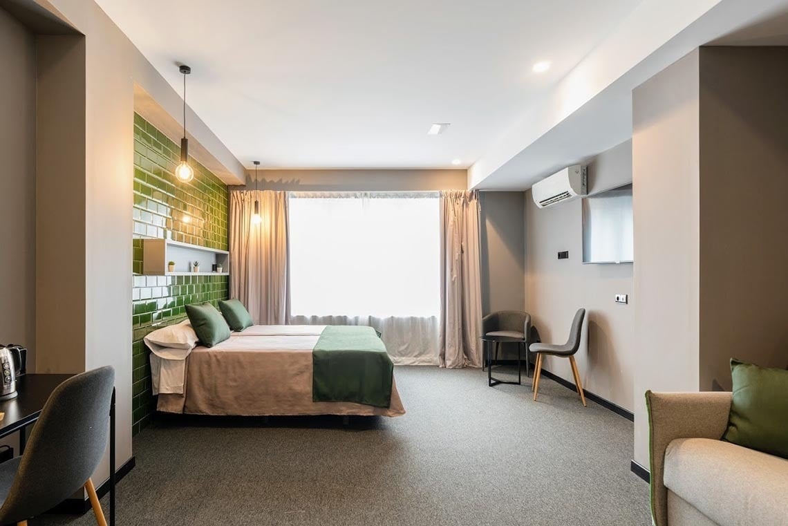 Habitación con dos camas gemelas en Nest Style Valencia Hotel, con aire acondicionado y cerca del centro de Valencia.